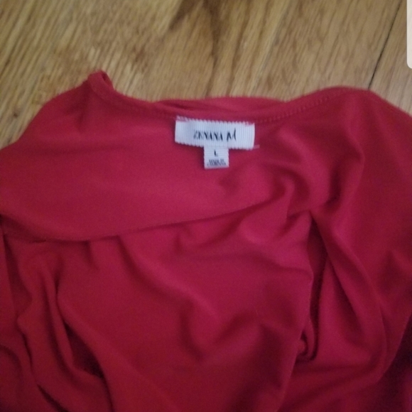 Woman red blouse - Picture 3 of 3